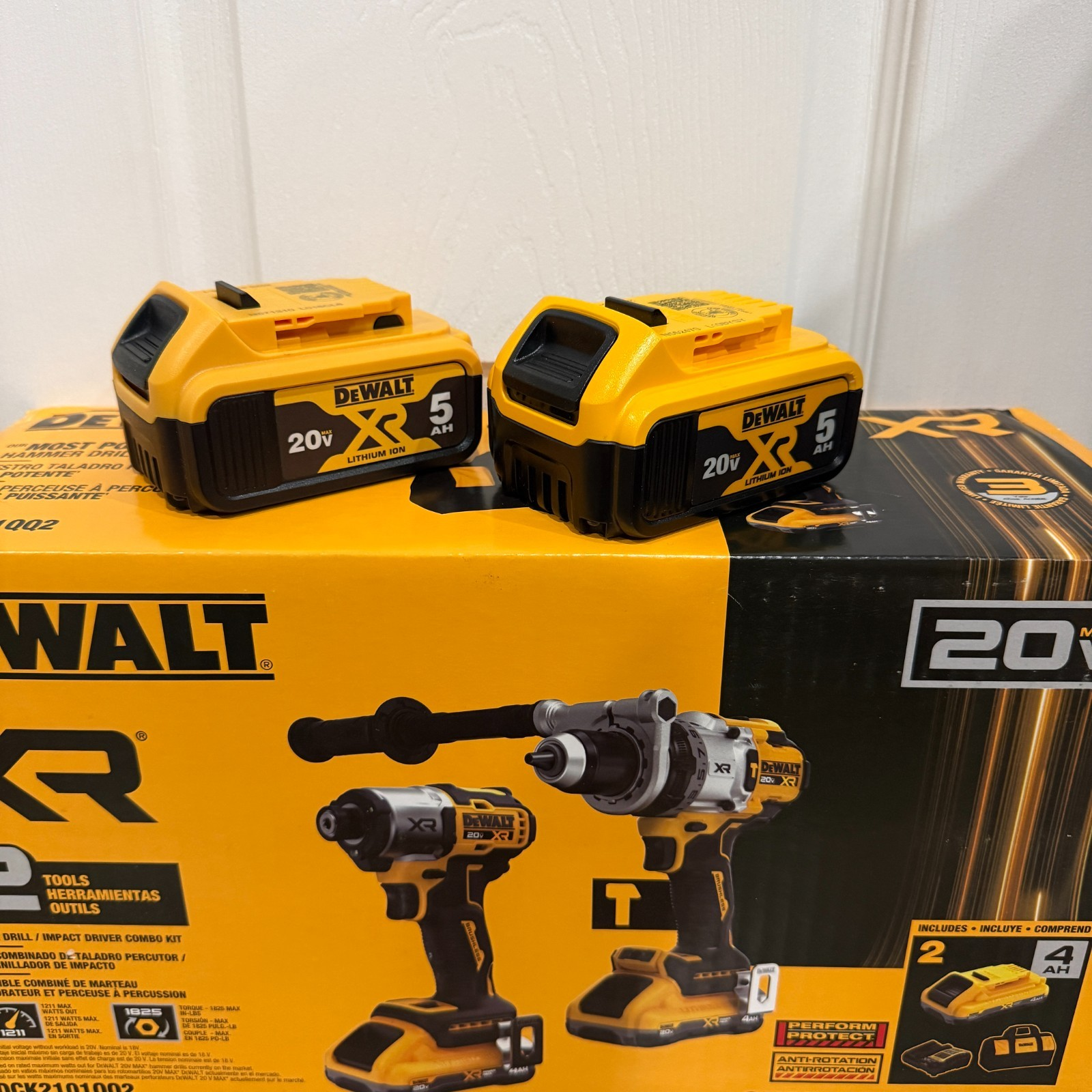 DEWALT DCB205 20V MAX XR 5.0Ah Lithium-Ion Battery (2-Pack)